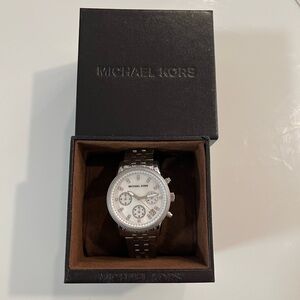 Michael Kors Women’s Silver Stainless Steel with Mother of Pearl Dial MK5020